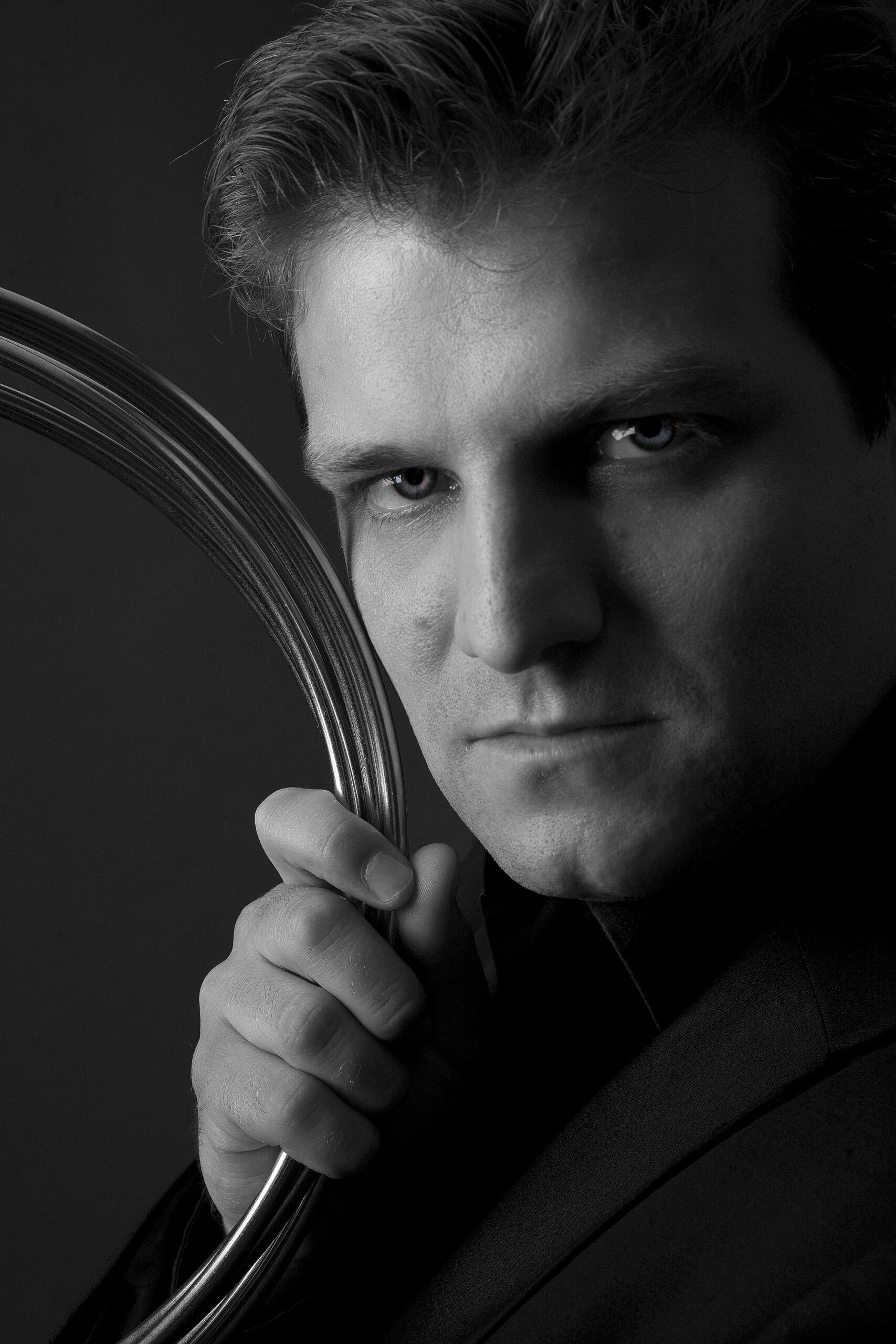 Iván Mora realizando magia elegante para bodas en Madrid