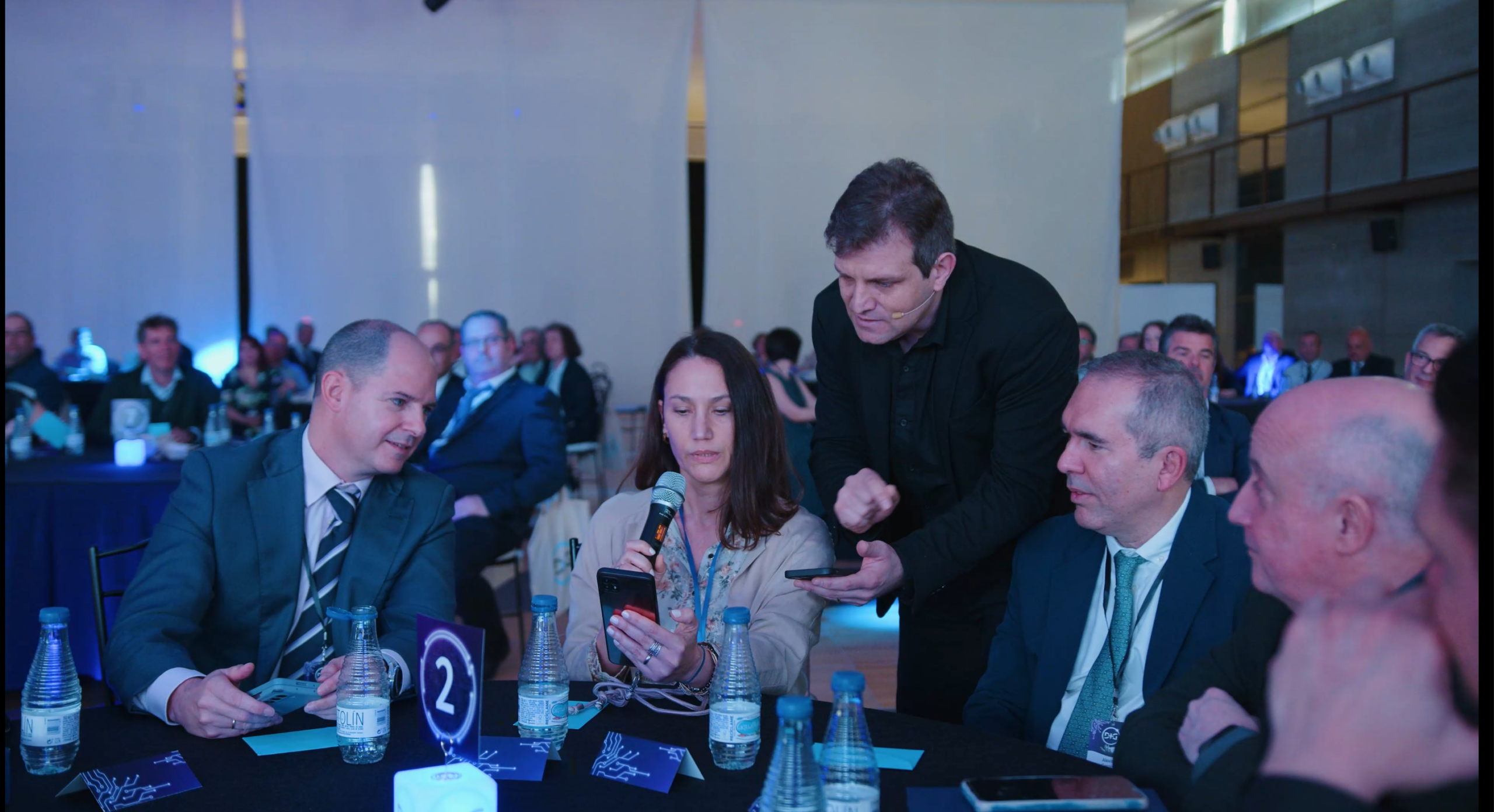 Iván Mora realizando magia tecnológica en un evento corporativo