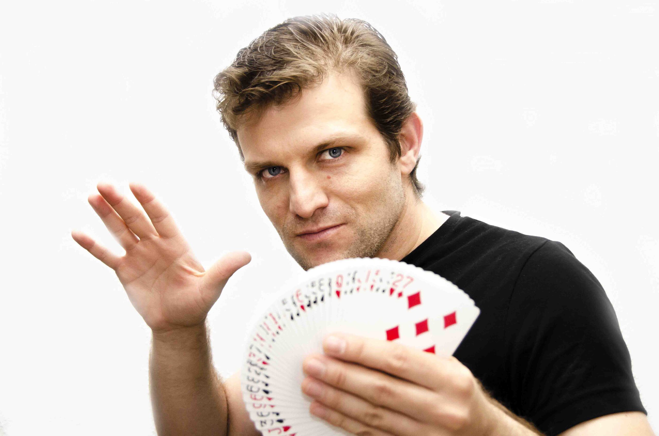 Iván Mora, mago en Madrid, realizando magia moderna para eventos