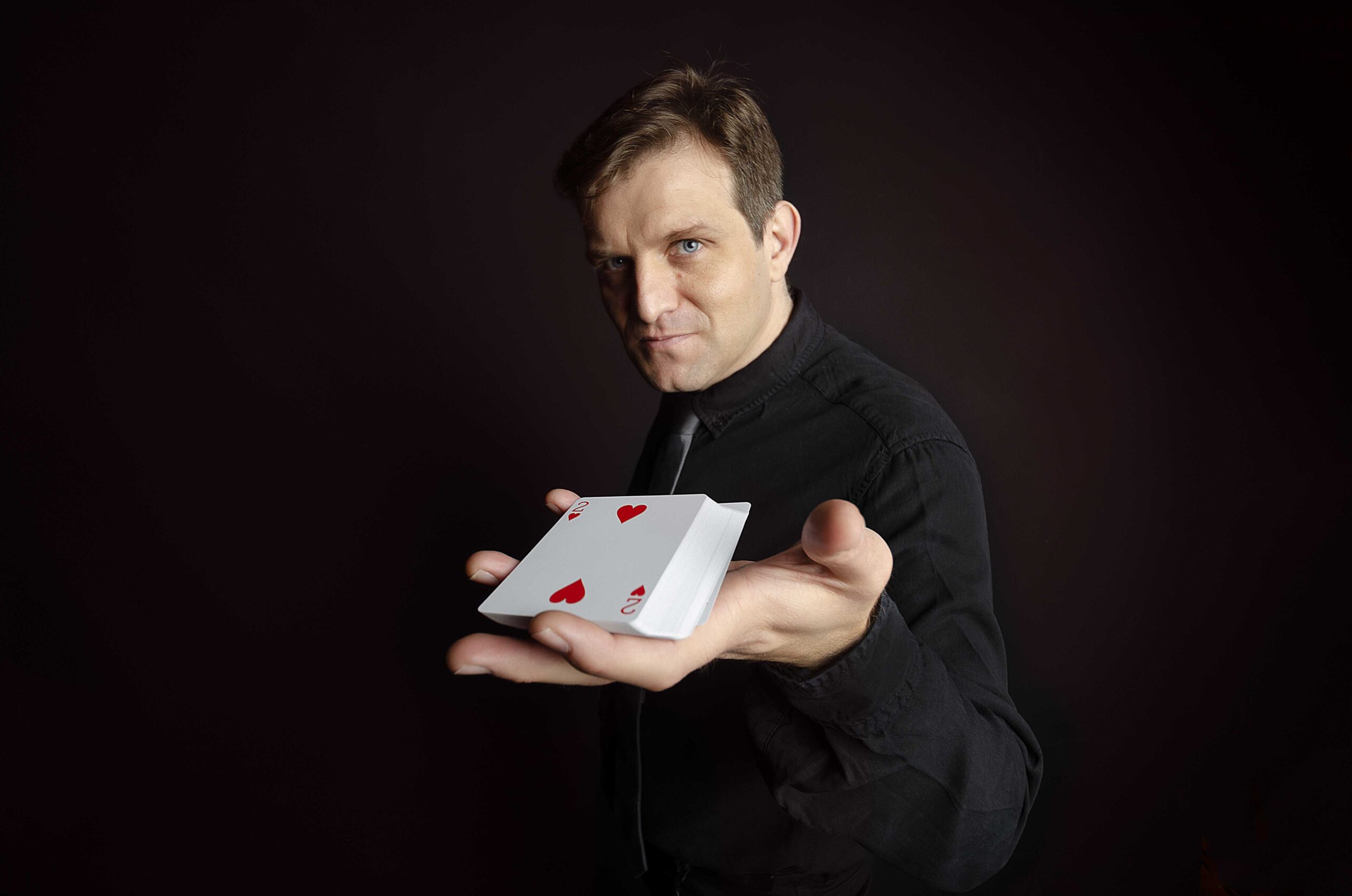 Iván Mora realizando magia elegante y tecnológica para eventos corporativos