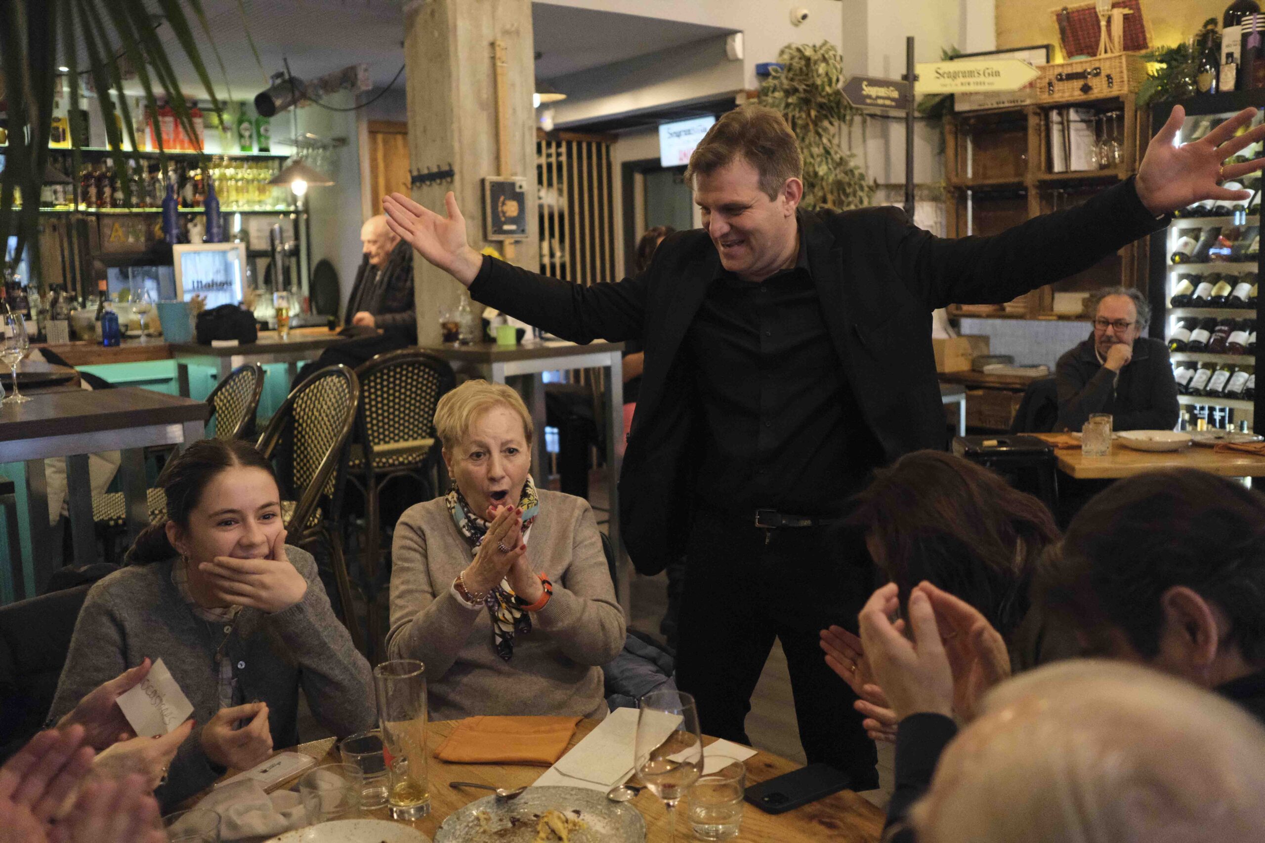 Iván Mora realizando magia en un evento en Segovia
